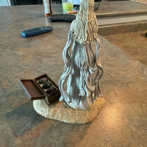 Mother of Dragons Game of Thrones HBO Figurine Daenerys Targaryen - Picture 3 of 4